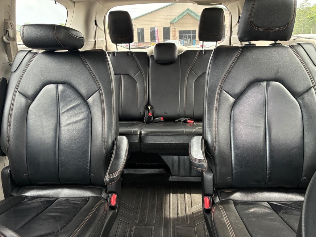 Chrysler Pacifica Vehicle Full-screen Gallery Image 09