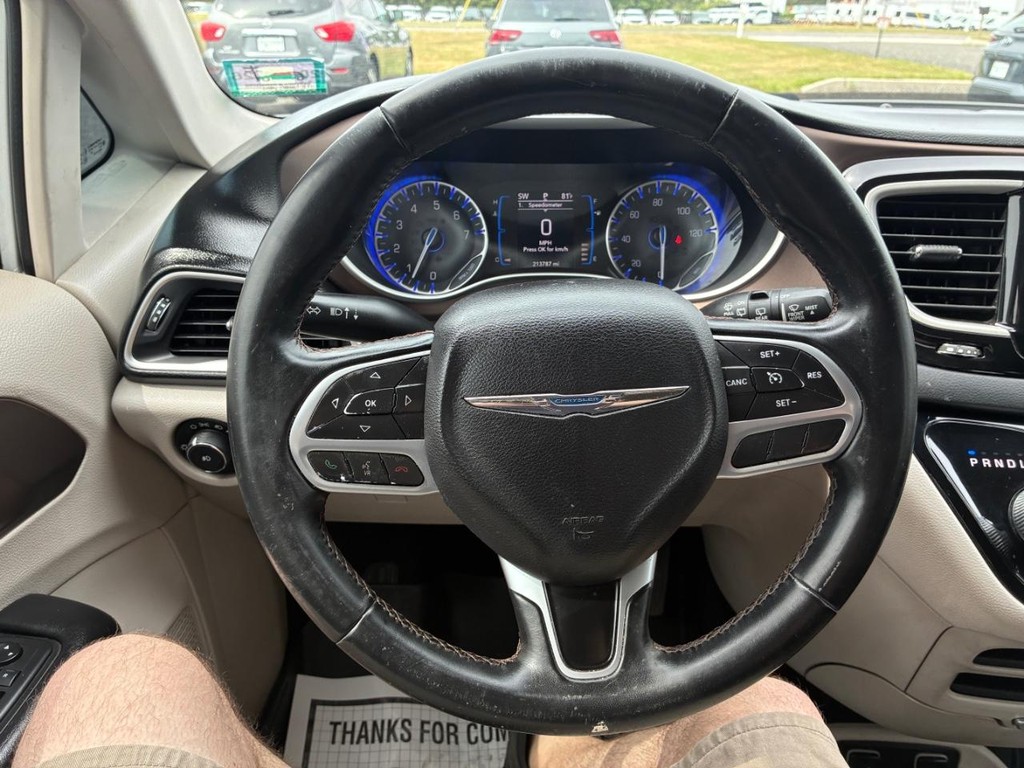 Chrysler Pacifica Vehicle Full-screen Gallery Image 10