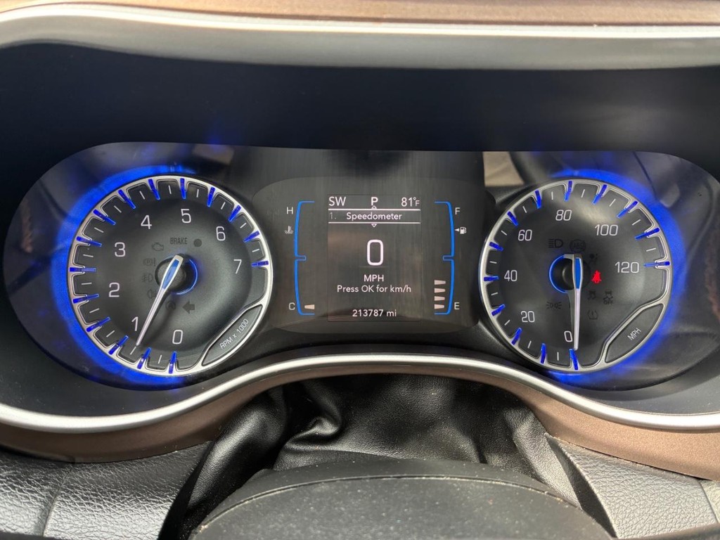 Chrysler Pacifica Vehicle Full-screen Gallery Image 11