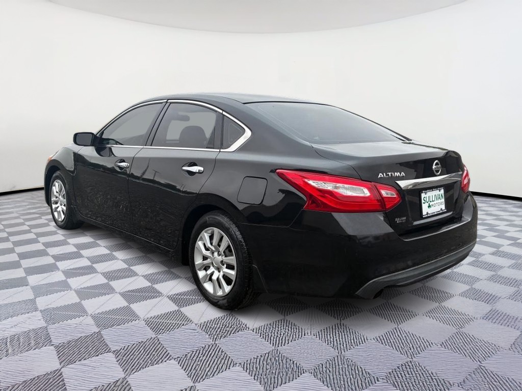 Nissan Altima Vehicle Full-screen Gallery Image 02