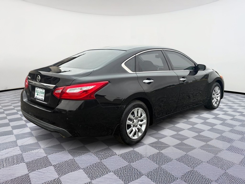 Nissan Altima Vehicle Full-screen Gallery Image 03