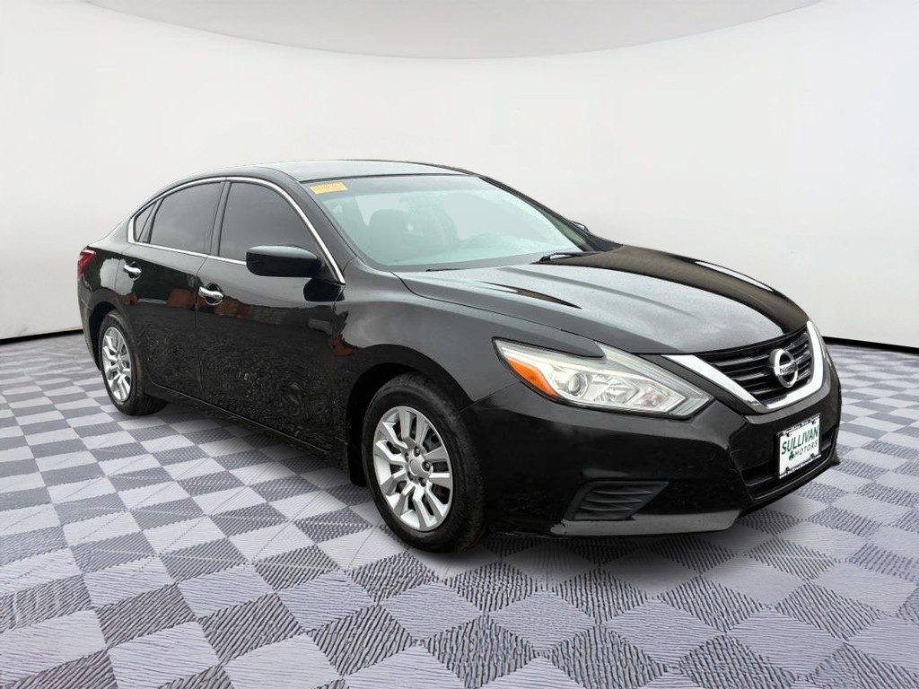 Nissan Altima Vehicle Full-screen Gallery Image 04