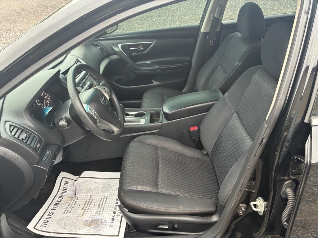 Nissan Altima Vehicle Full-screen Gallery Image 05