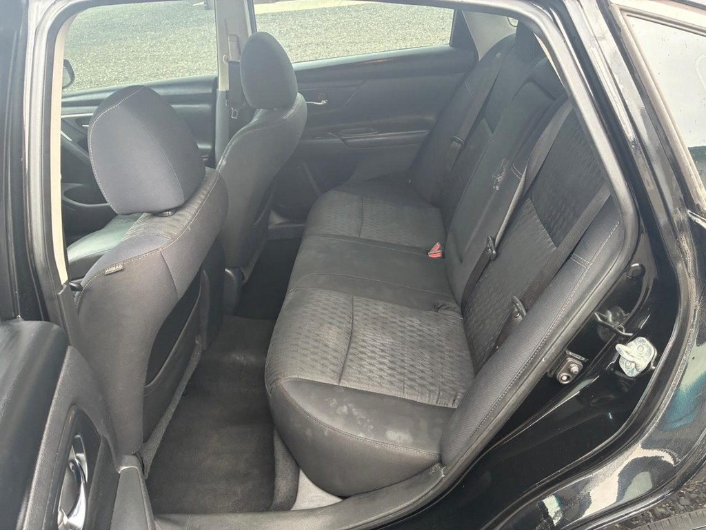 Nissan Altima Vehicle Full-screen Gallery Image 06