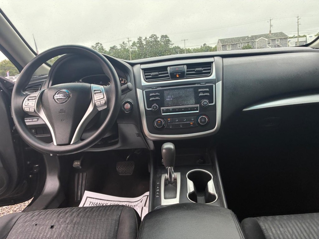 Nissan Altima Vehicle Full-screen Gallery Image 07