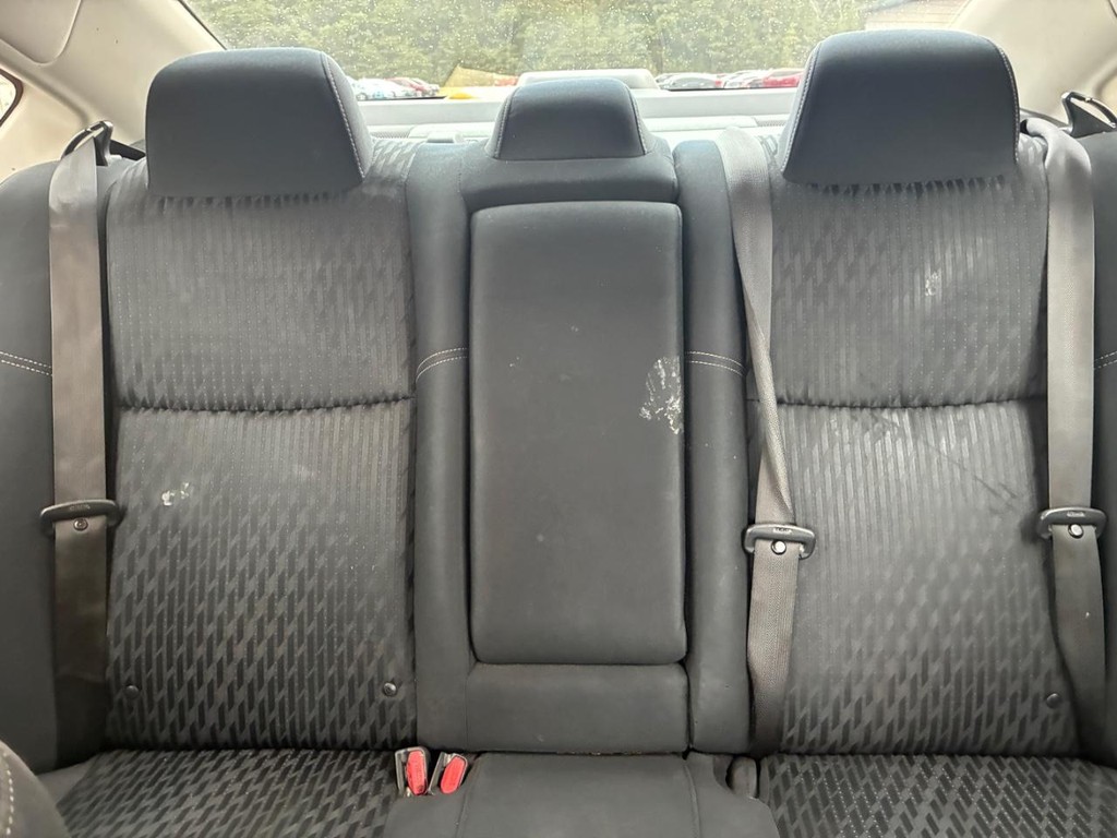 Nissan Altima Vehicle Full-screen Gallery Image 08