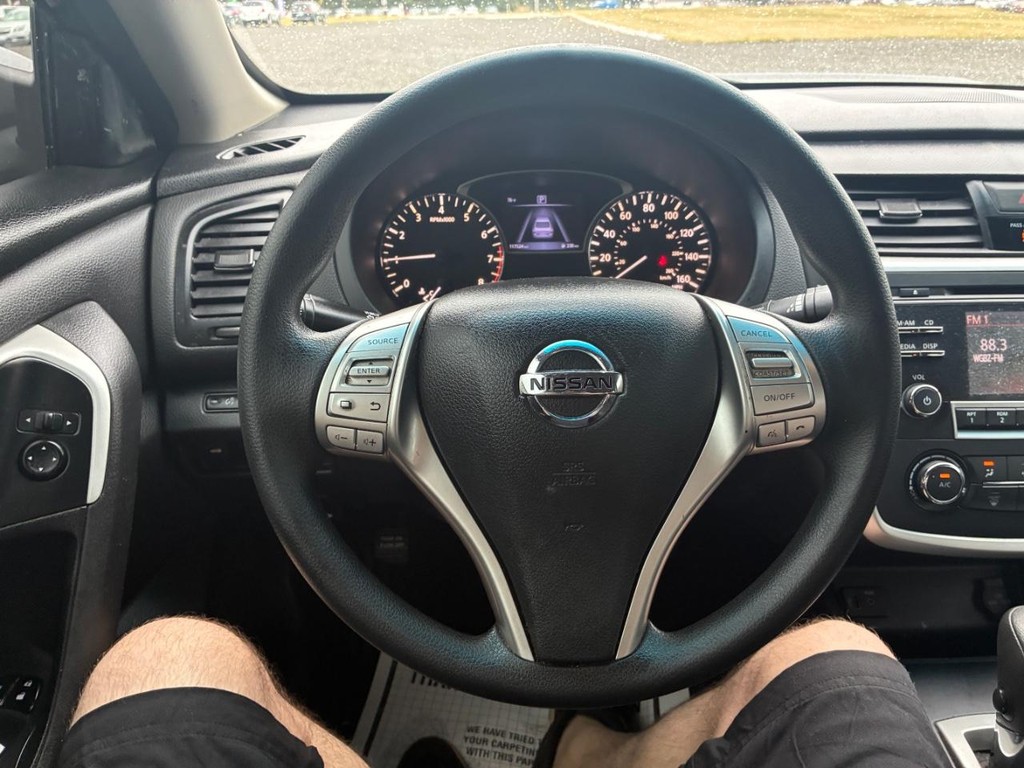 Nissan Altima Vehicle Full-screen Gallery Image 09