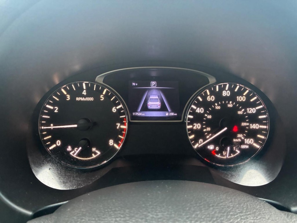 Nissan Altima Vehicle Full-screen Gallery Image 10