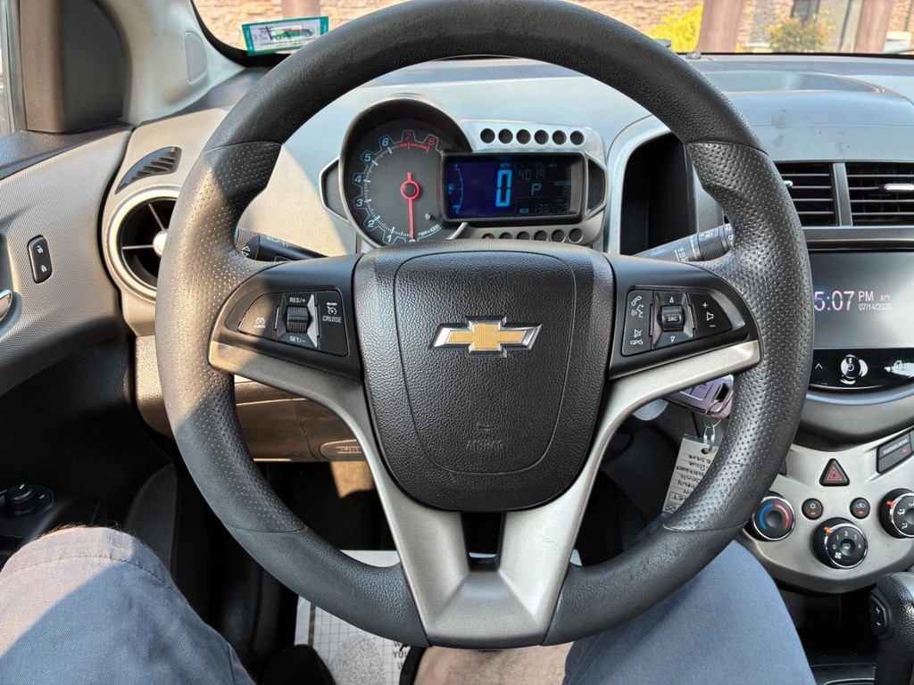 Chevrolet Sonic Vehicle Full-screen Gallery Image 09