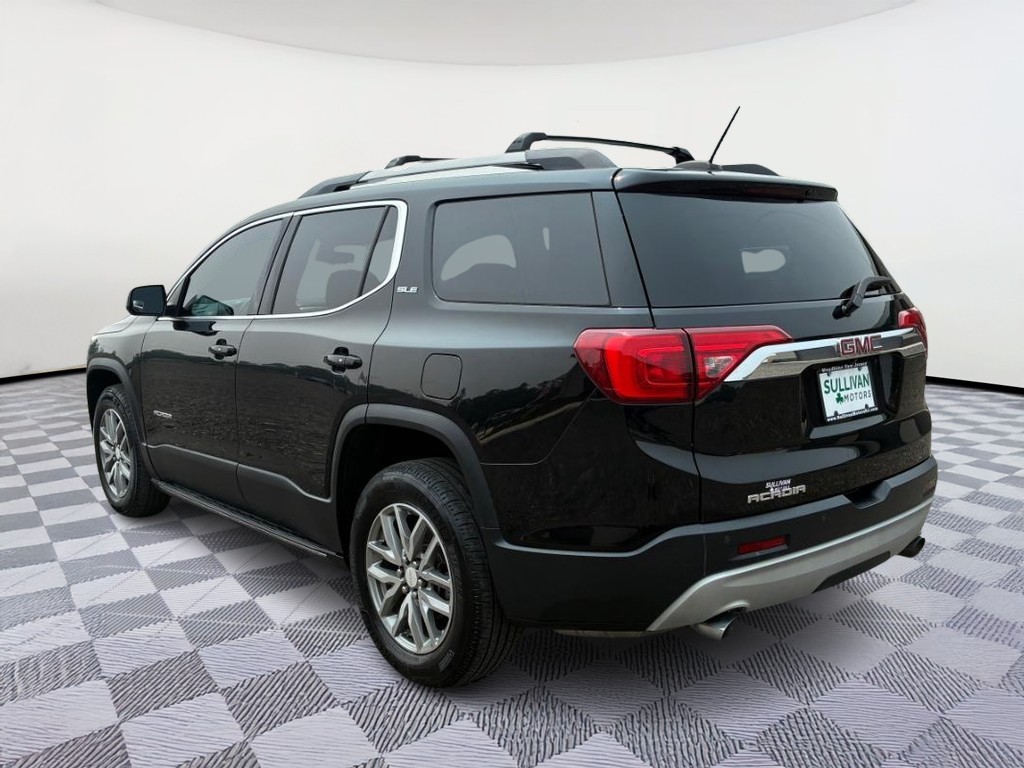 GMC Acadia Vehicle Full-screen Gallery Image 02