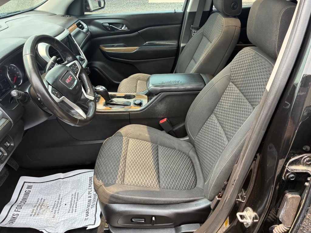 GMC Acadia Vehicle Full-screen Gallery Image 05