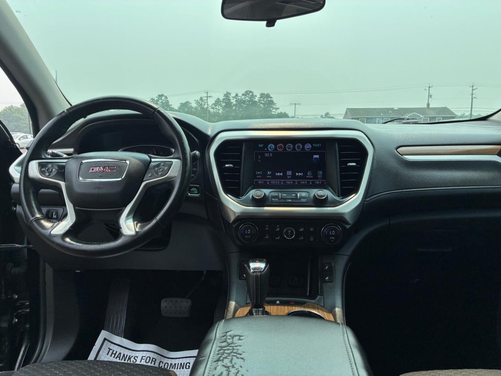 GMC Acadia Vehicle Full-screen Gallery Image 08