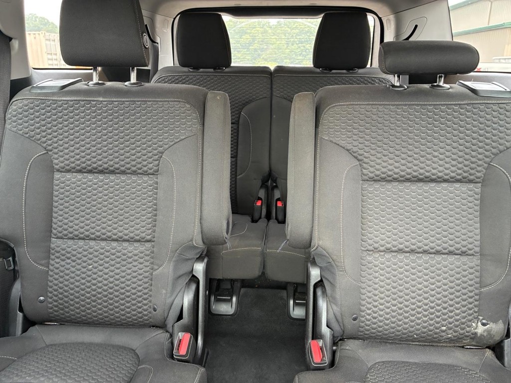 GMC Acadia Vehicle Full-screen Gallery Image 09