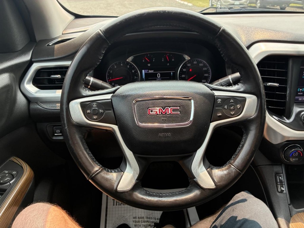 GMC Acadia Vehicle Full-screen Gallery Image 10