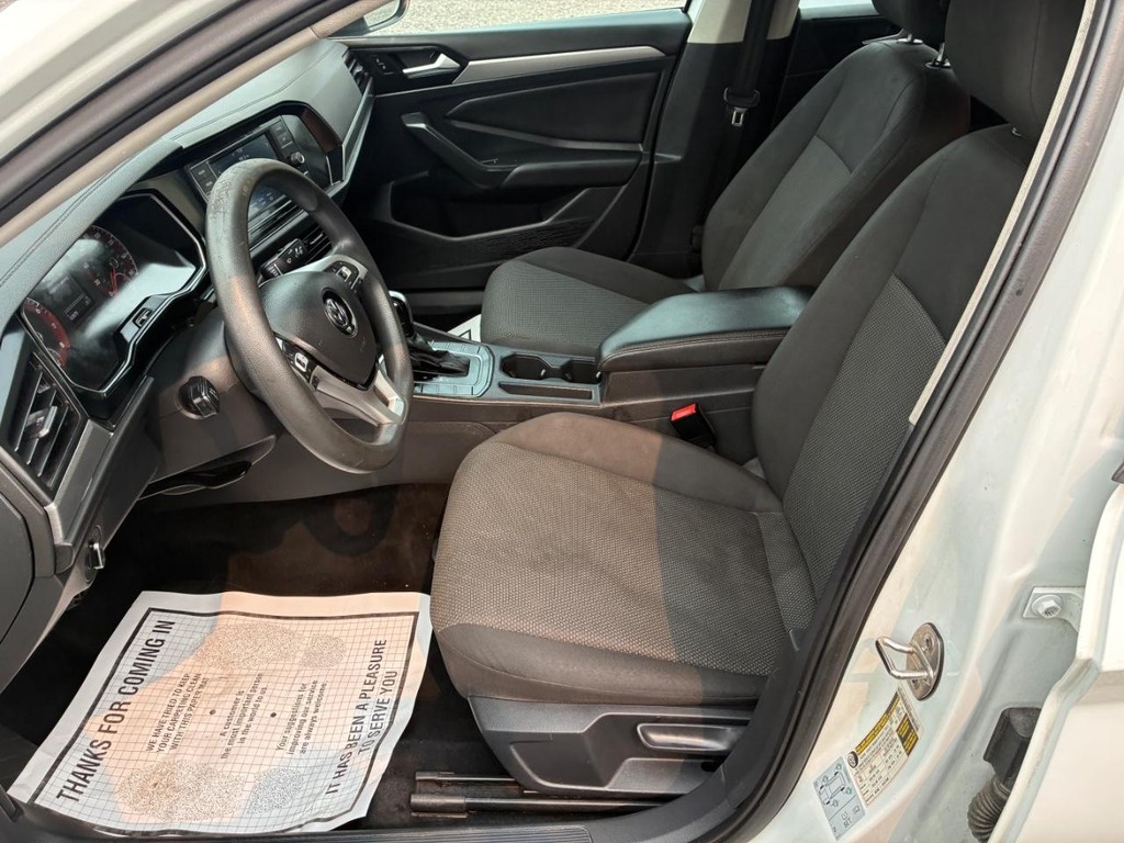 Volkswagen Jetta Vehicle Full-screen Gallery Image 05