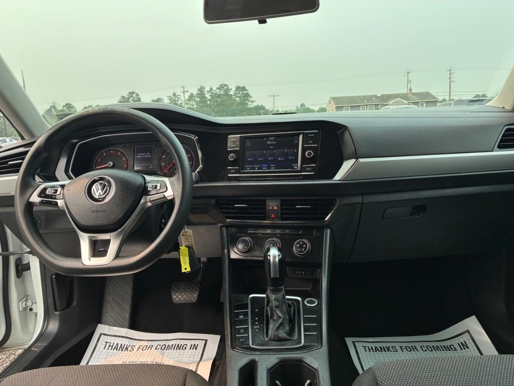 Volkswagen Jetta Vehicle Full-screen Gallery Image 07