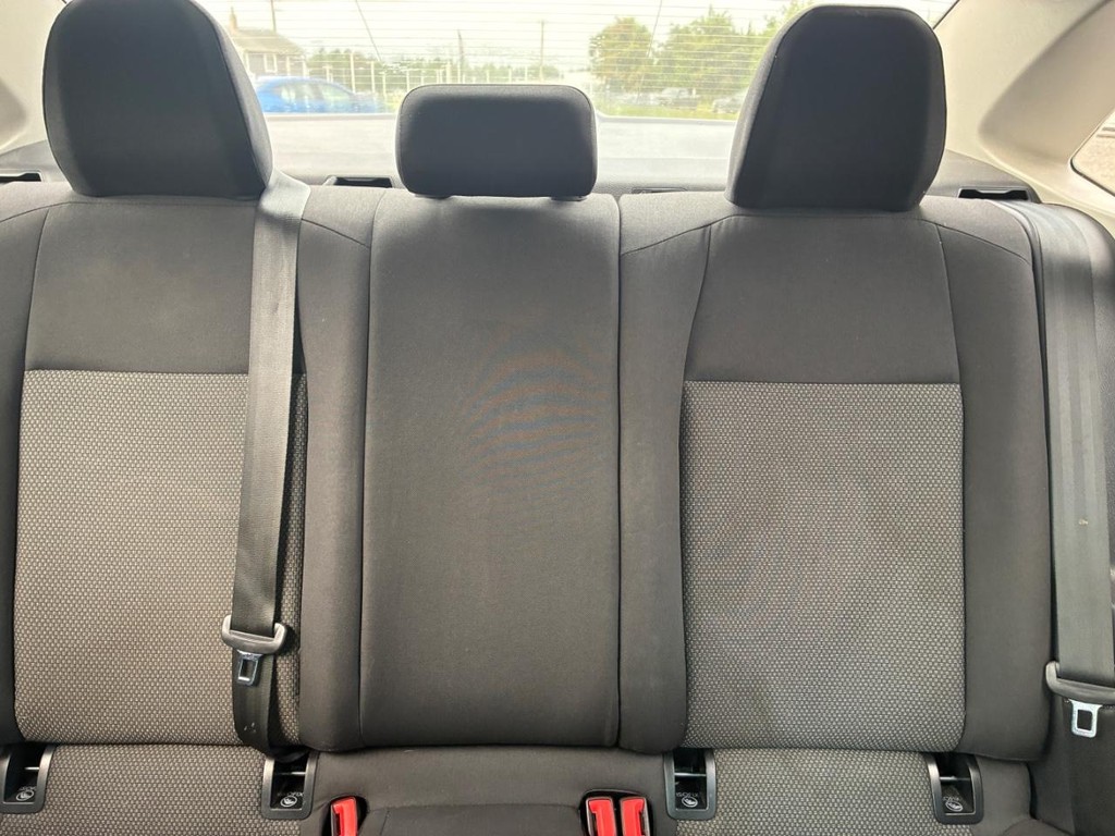 Volkswagen Jetta Vehicle Full-screen Gallery Image 08