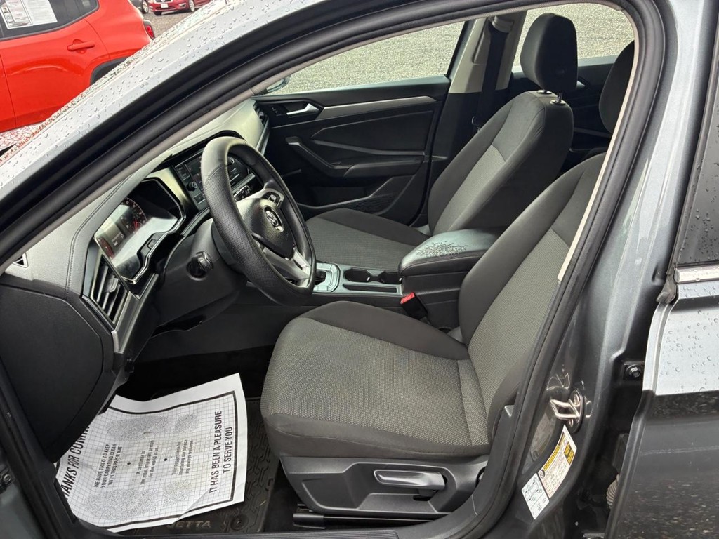 Volkswagen Jetta Vehicle Full-screen Gallery Image 05