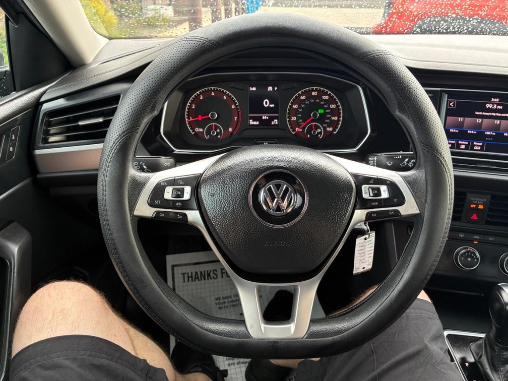 Volkswagen Jetta Vehicle Full-screen Gallery Image 09