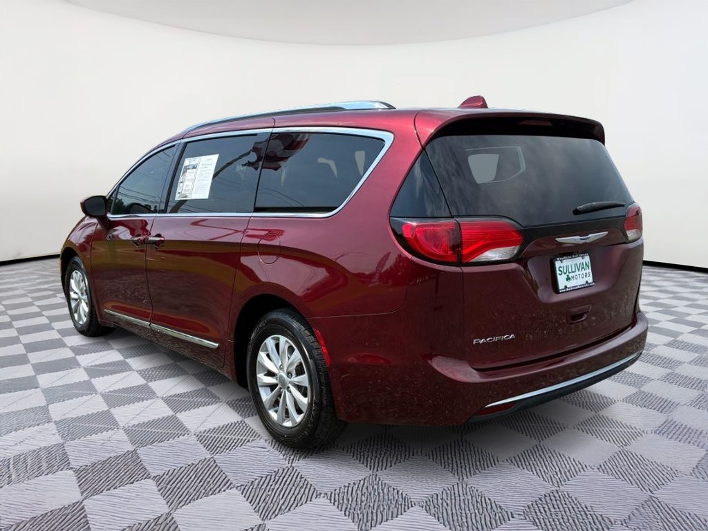 Chrysler Pacifica Vehicle Full-screen Gallery Image 02