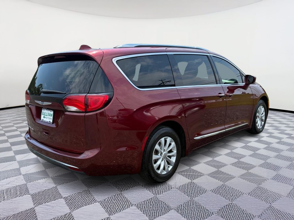 Chrysler Pacifica Vehicle Full-screen Gallery Image 03