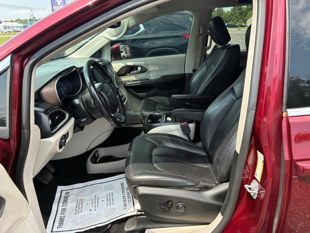 Chrysler Pacifica Vehicle Full-screen Gallery Image 05