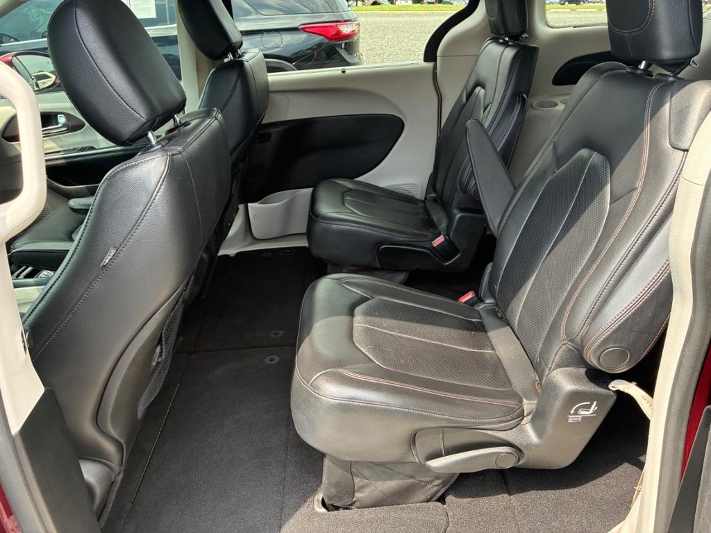 Chrysler Pacifica Vehicle Full-screen Gallery Image 06
