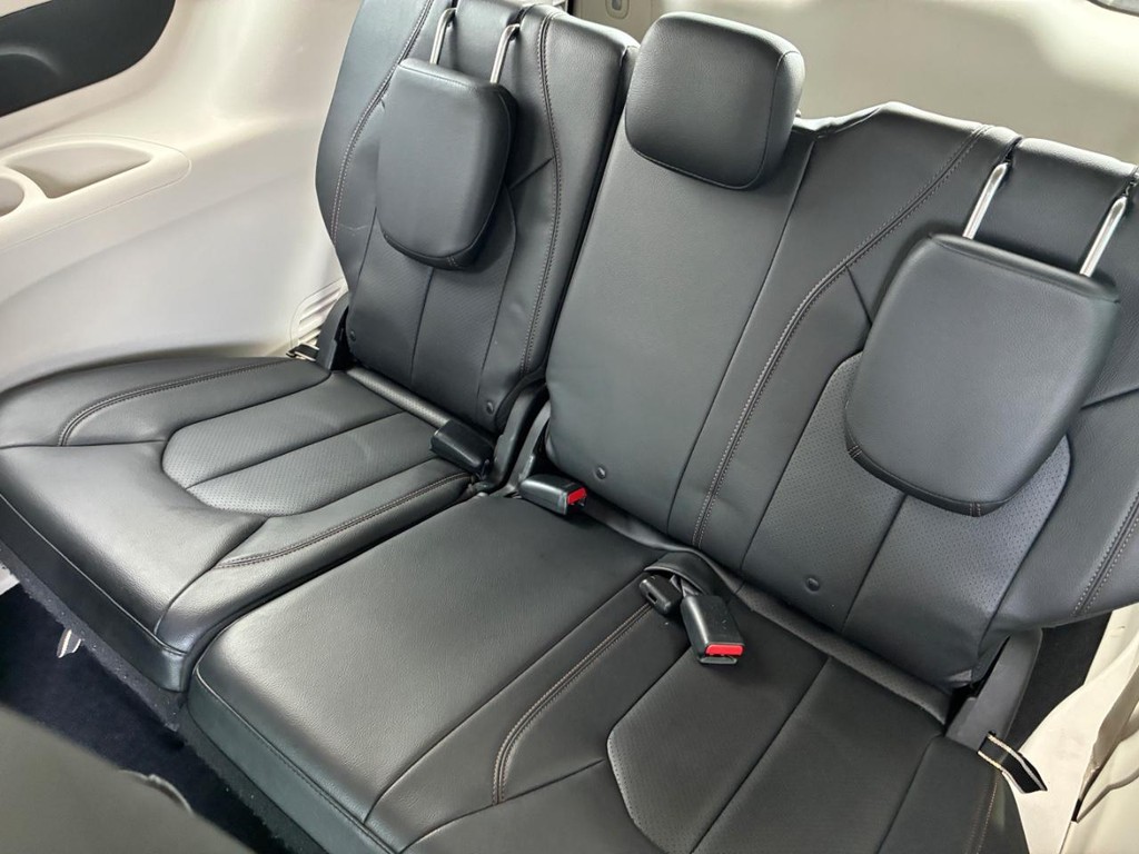 Chrysler Pacifica Vehicle Full-screen Gallery Image 07