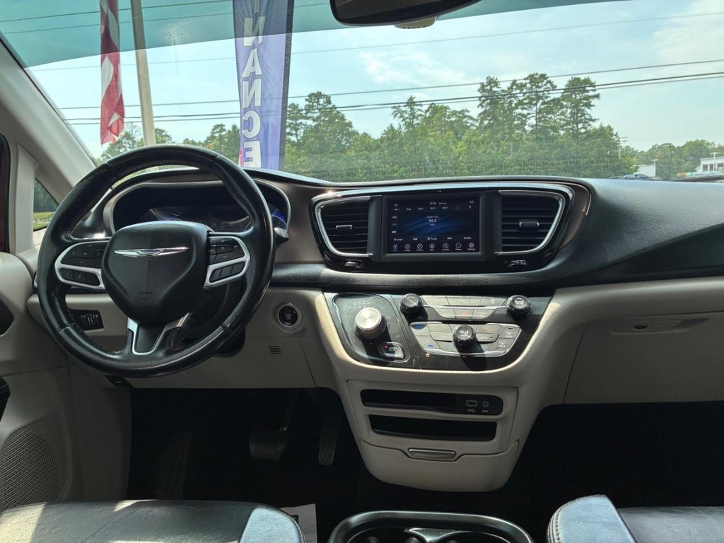 Chrysler Pacifica Vehicle Full-screen Gallery Image 08