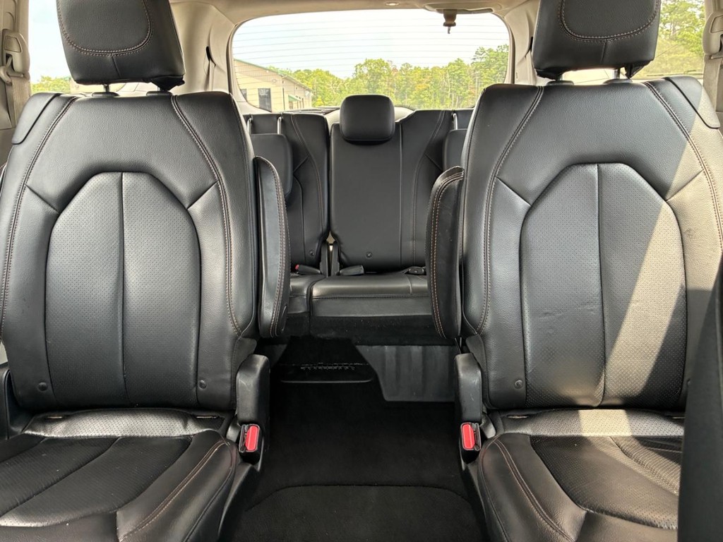 Chrysler Pacifica Vehicle Full-screen Gallery Image 09