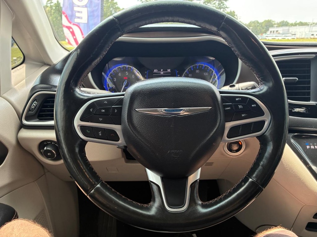 Chrysler Pacifica Vehicle Full-screen Gallery Image 10
