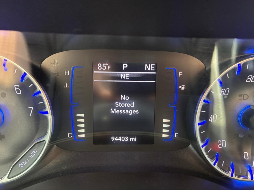 Chrysler Pacifica Vehicle Full-screen Gallery Image 11