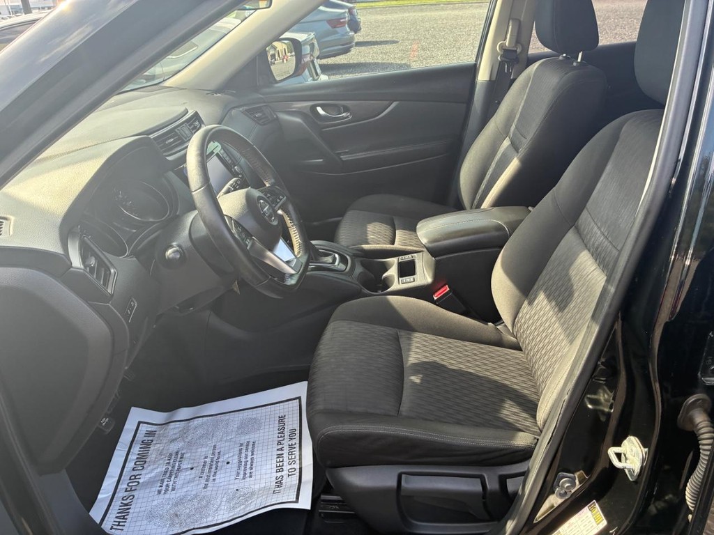 Nissan Rogue Vehicle Full-screen Gallery Image 05