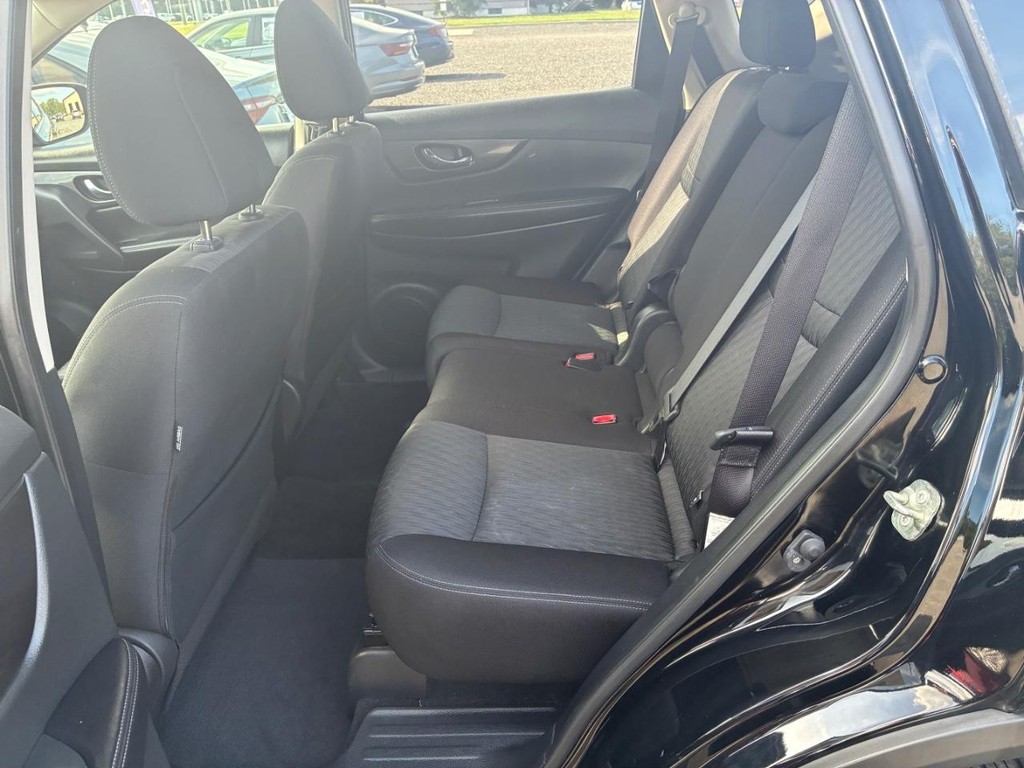 Nissan Rogue Vehicle Full-screen Gallery Image 06
