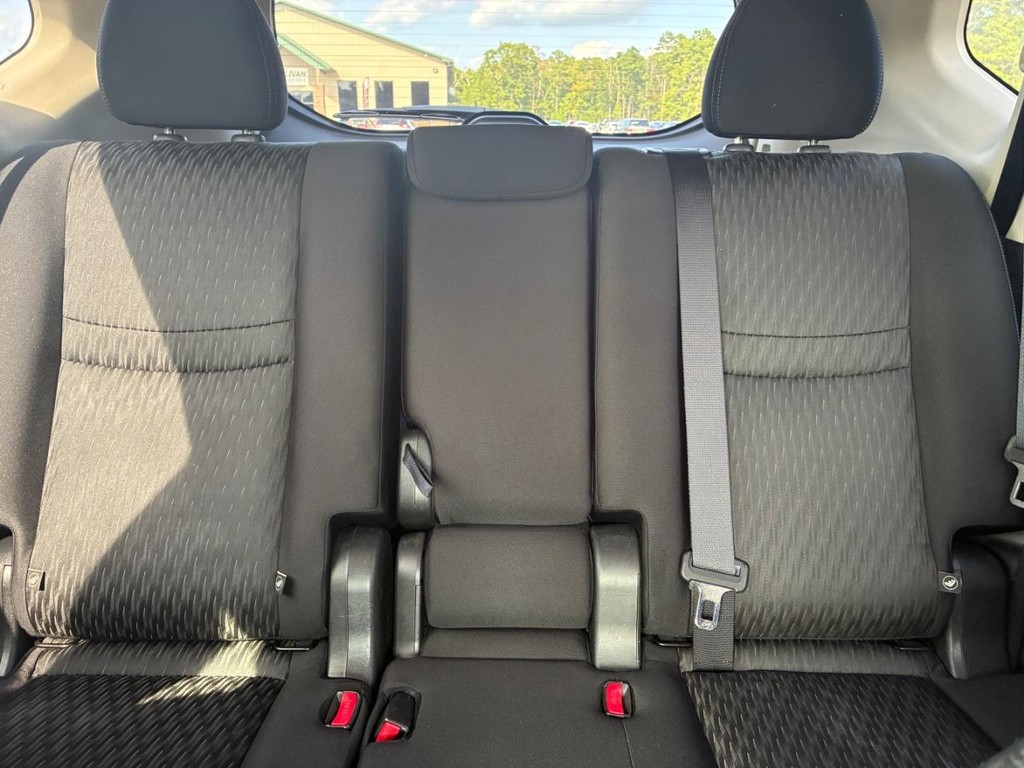 Nissan Rogue Vehicle Full-screen Gallery Image 08