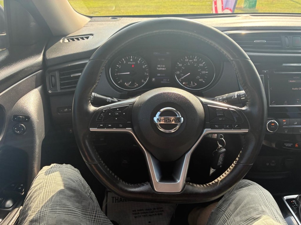 Nissan Rogue Vehicle Full-screen Gallery Image 09