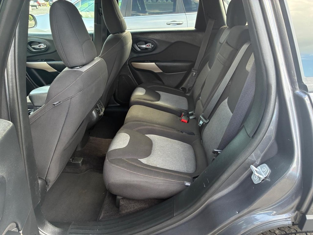 Jeep Cherokee Vehicle Full-screen Gallery Image 06