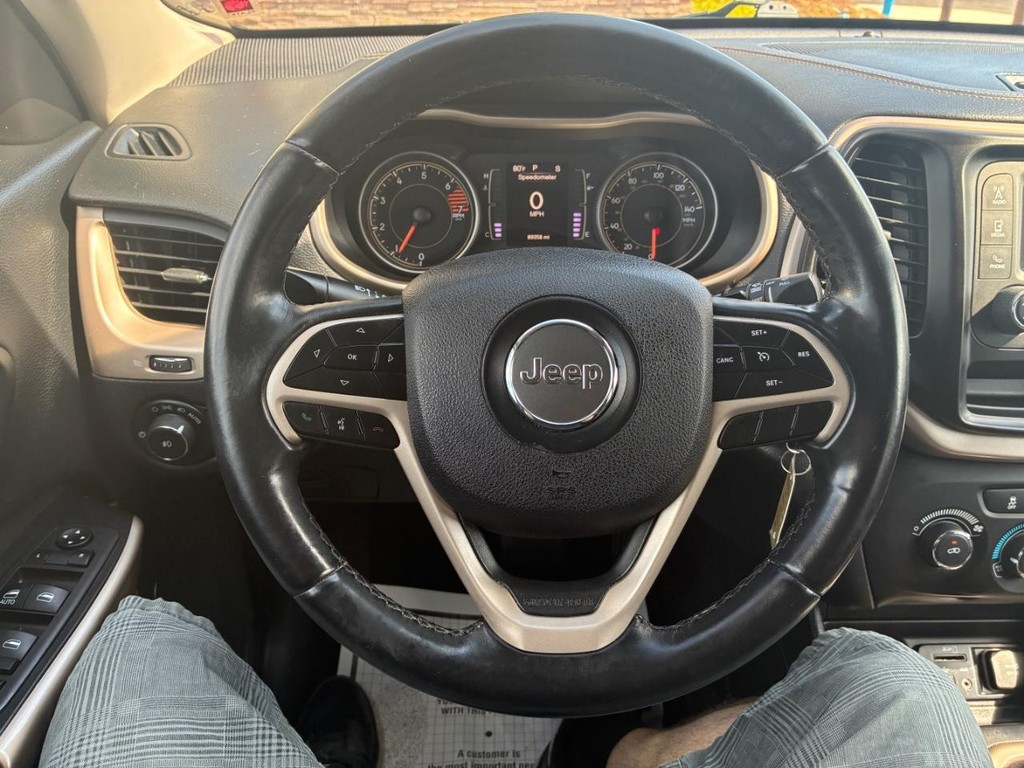 Jeep Cherokee Vehicle Full-screen Gallery Image 09