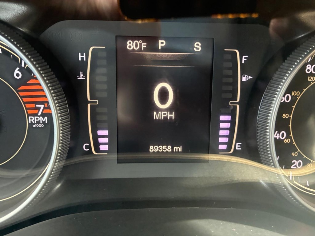 Jeep Cherokee Vehicle Full-screen Gallery Image 10