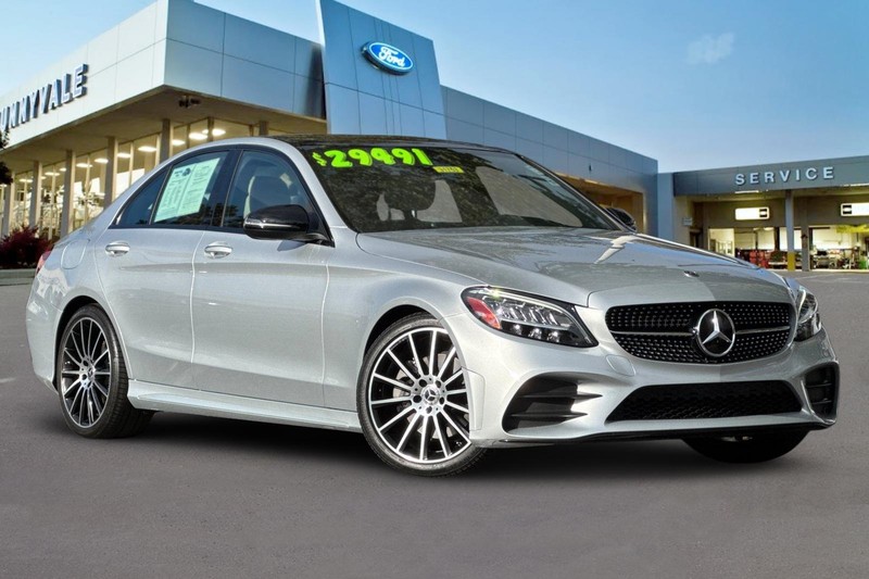 Mercedes-Benz C-Class Vehicle Full-screen Gallery Image 02