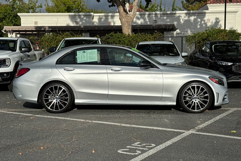 Mercedes-Benz C-Class Vehicle Full-screen Gallery Image 03