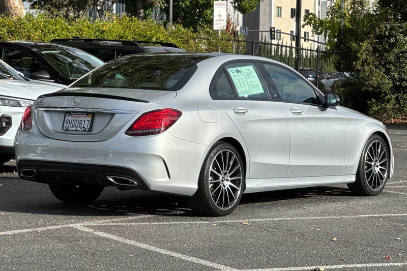 Mercedes-Benz C-Class Vehicle Full-screen Gallery Image 04