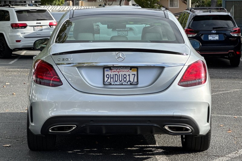 Mercedes-Benz C-Class Vehicle Full-screen Gallery Image 05