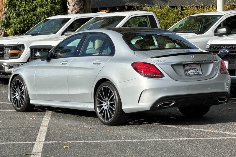 Mercedes-Benz C-Class Vehicle Full-screen Gallery Image 06