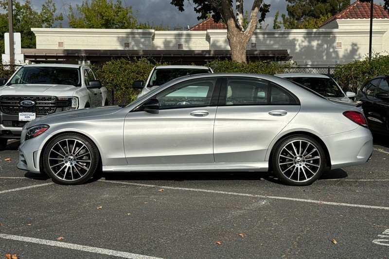 Mercedes-Benz C-Class Vehicle Full-screen Gallery Image 07