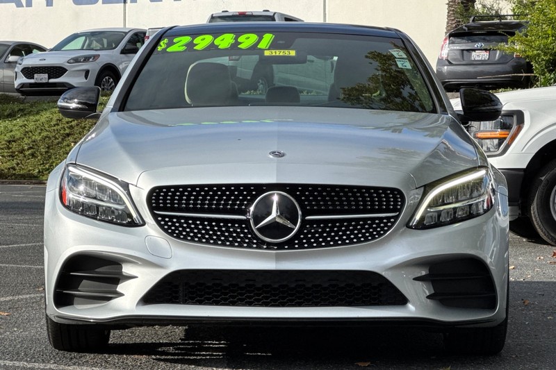 Mercedes-Benz C-Class Vehicle Full-screen Gallery Image 09