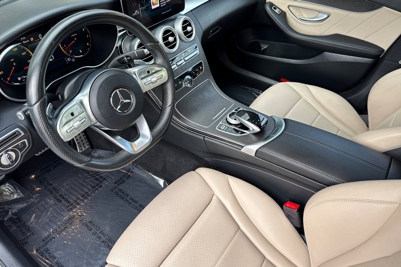 Mercedes-Benz C-Class Vehicle Full-screen Gallery Image 10