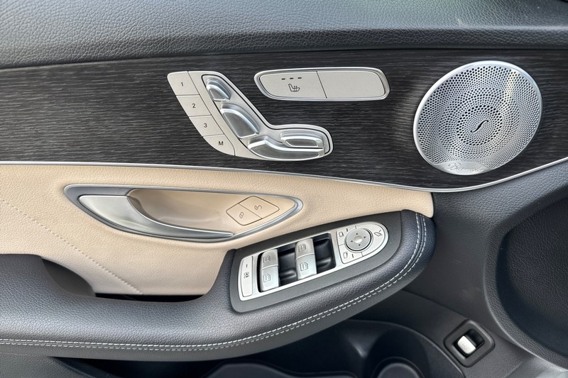 Mercedes-Benz C-Class Vehicle Full-screen Gallery Image 11