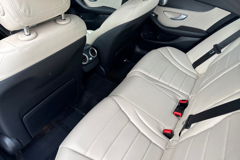 Mercedes-Benz C-Class Vehicle Full-screen Gallery Image 12