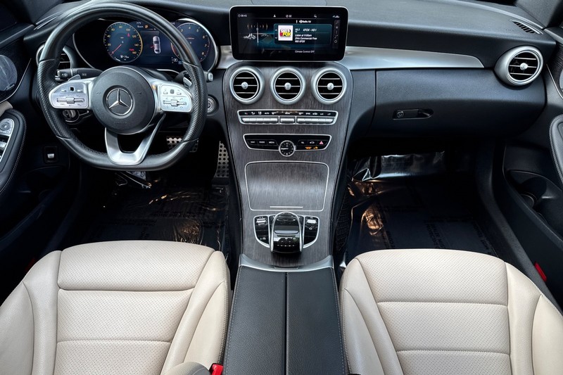 Mercedes-Benz C-Class Vehicle Full-screen Gallery Image 13